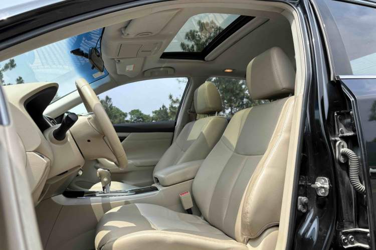 Used Nissan Teana 2014 2.0L XL Upper Tech Edition Interior 4