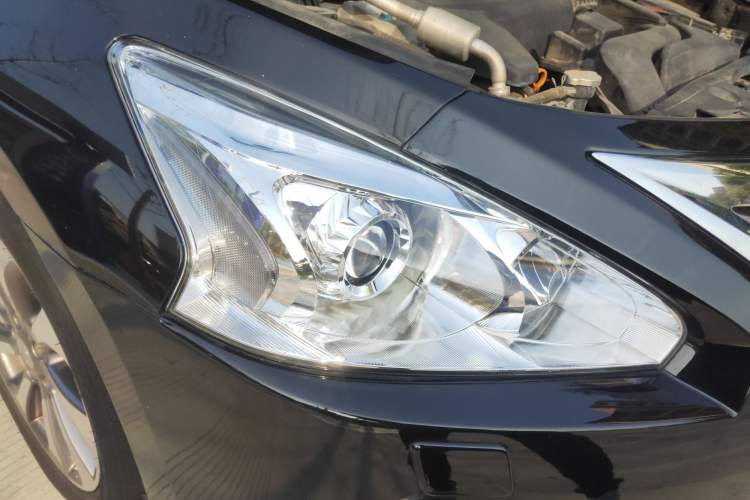 Used Nissan Teana 2014 Duke 2.5L XV Deluxe Edition Right Front Headlight