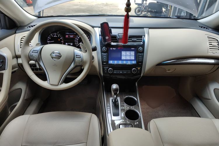Used Nissan Teana 2014 Duke 2.5L XV Deluxe Edition Center Console