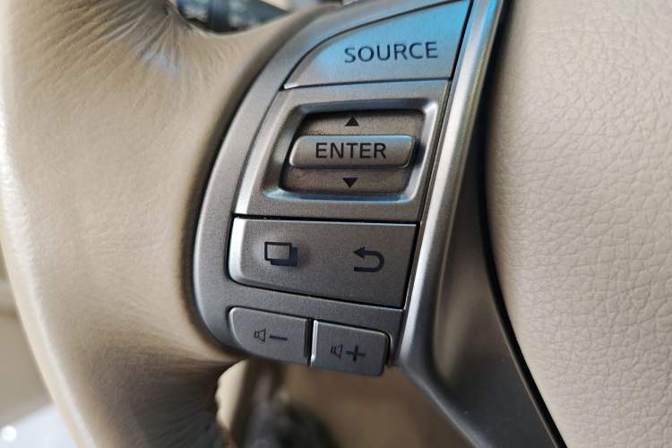Used Nissan Teana 2014 2.0L XL Upper Tech Edition Interior 9
