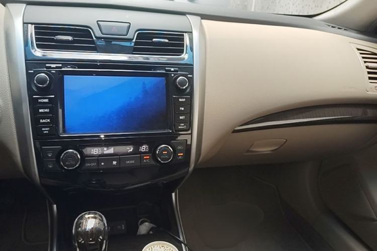 Used Nissan Teana 2014 2.5L XL Upper Tech Edition Center Console