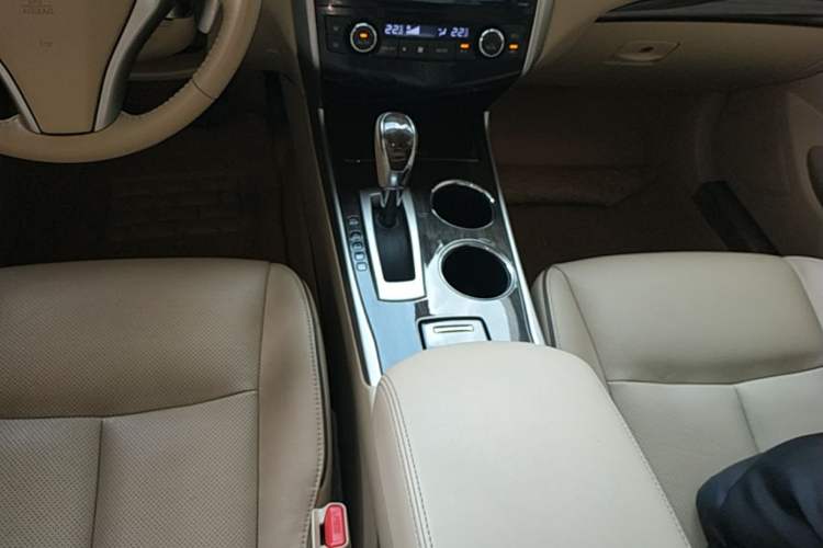 Used Nissan Teana 2014 Duke 2.5L XV Deluxe Edition Gear Lever