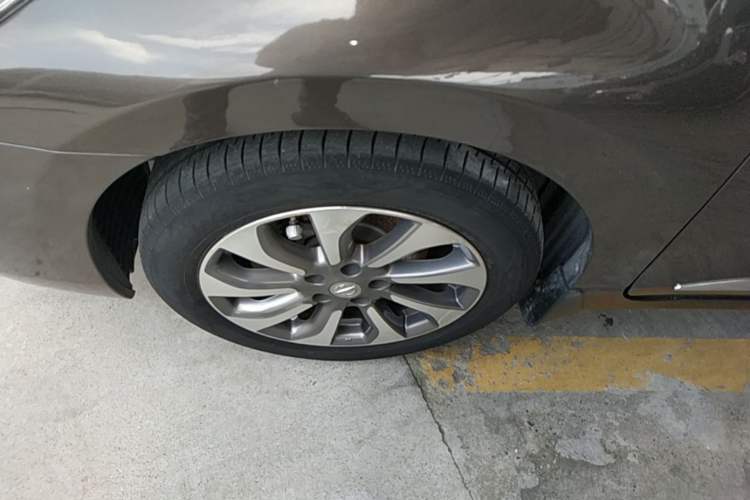 Used Nissan Teana 2014 Duke 2.5L XV Deluxe Edition Left Front Wheel Hub