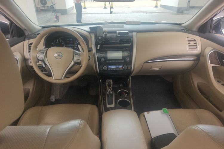Used Nissan Teana 2014 2.5L XL Upper Tech Edition Center Console