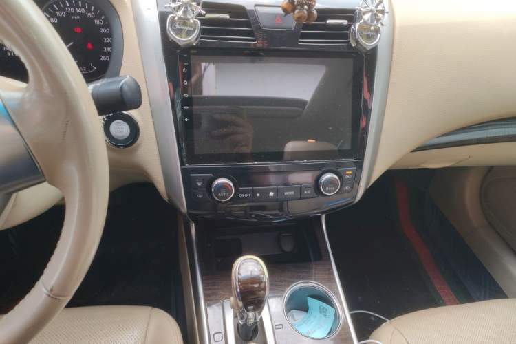 Used Nissan Teana 2015 2.0L XE-Sporty Champions League Sports Edition Audio And AC Panel