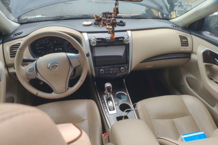 Used Nissan Teana 2015 2.0L XE-Sporty Champions League Sports Edition Center Console