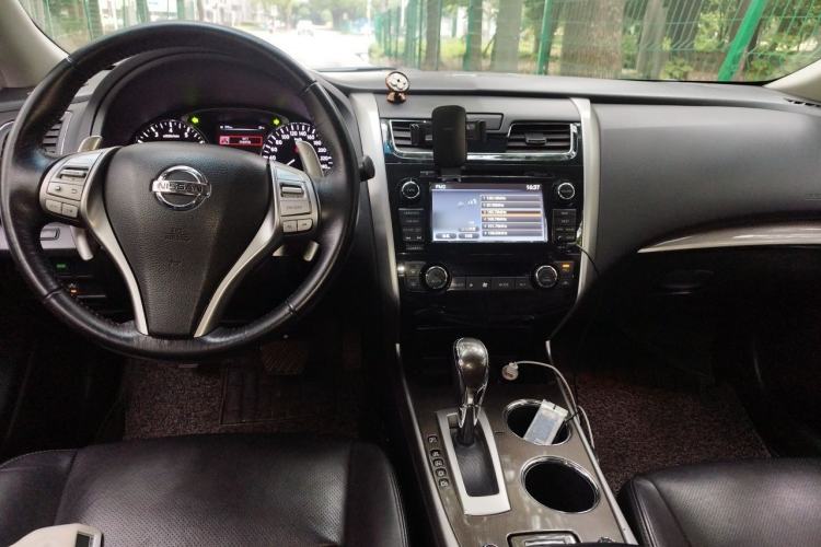 Used Nissan Teana 2015 2.5L XL-Upper NAVI Tech Champions League Deluxe Edition Center Console