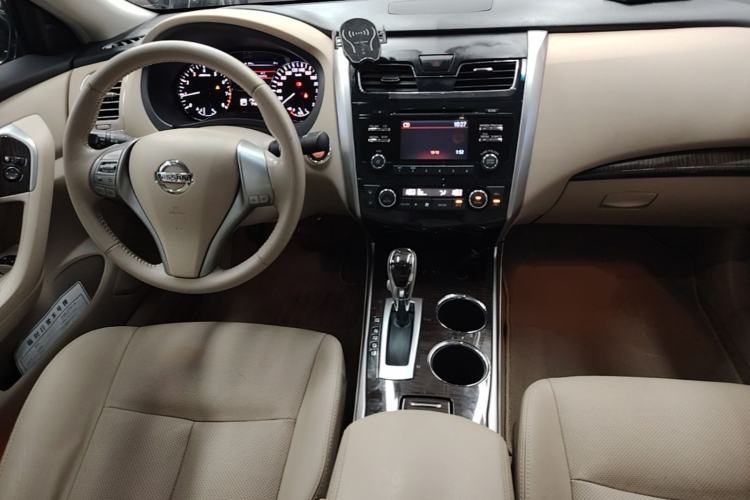 Used Nissan Teana 2015 2.0L XL Upper Champions League Tech Edition Center Console