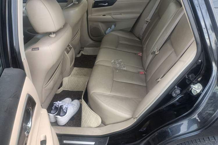 Used Nissan Teana 2015 2.0L XE-Sporty Champions League Sports Edition Interior 4