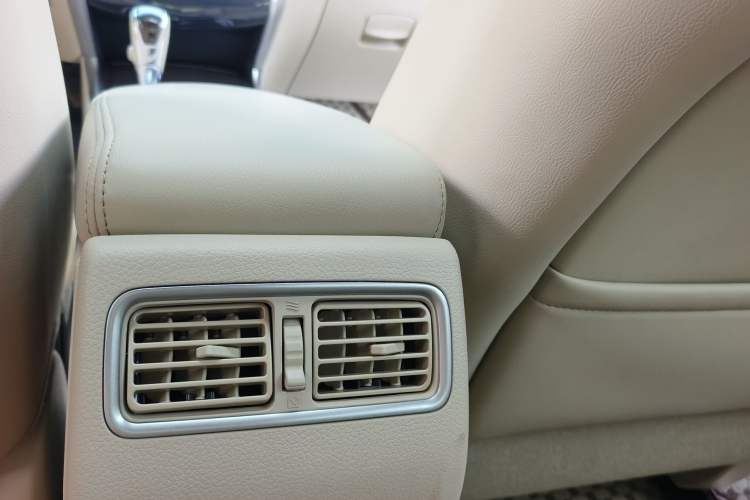 Used Nissan Teana 2015 2.0L XL-Sporty UEFA Champions League Edition Interior 9