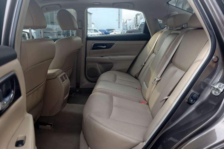 Used Nissan Teana 2015 2.0L XL Upper Champions League Tech Edition Interior 10