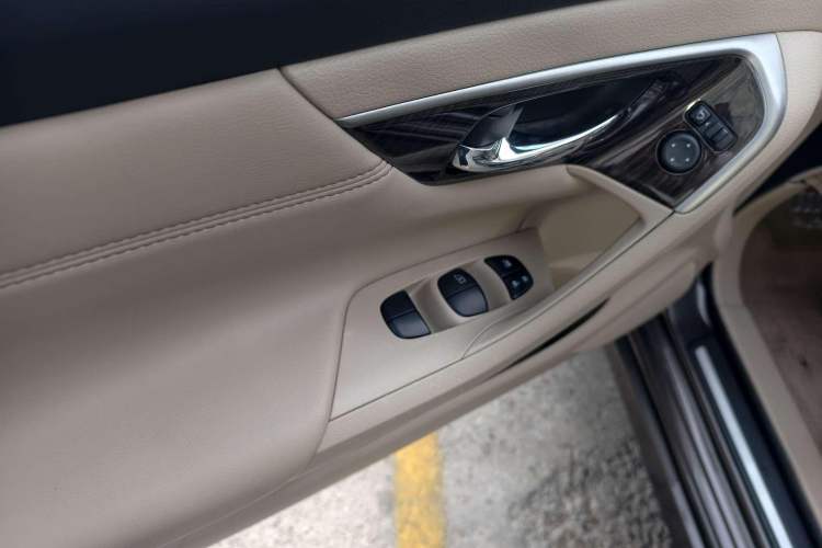 Used Nissan Teana 2015 2.0L XL Upper Champions League Tech Edition Interior 8
