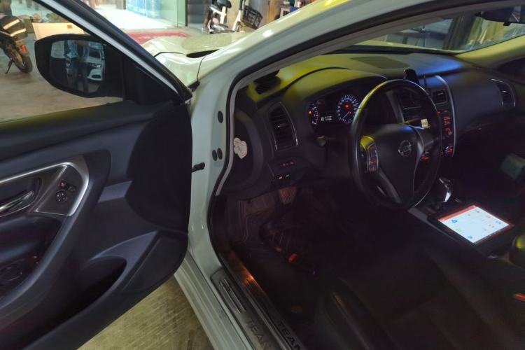 Used Nissan Teana 2015 2.0L XL Upper Champions League Tech Edition Interior 3