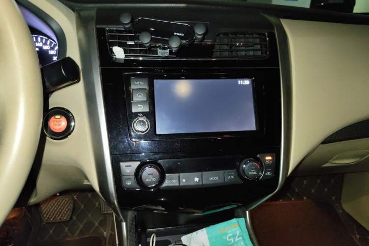 Used Nissan Teana 2016 Revised Version 2.0L XL Comfort Edition Audio And AC Panel