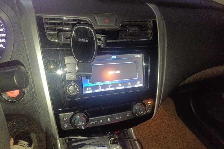 Used Nissan Teana 2016 Revised Version 2.0L XL Comfort Edition Audio And AC Panel