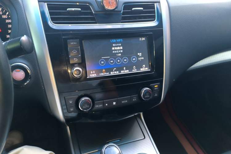 Used Nissan Teana 2016 Revised Version 2.0L XL Comfort Edition Audio And AC Panel