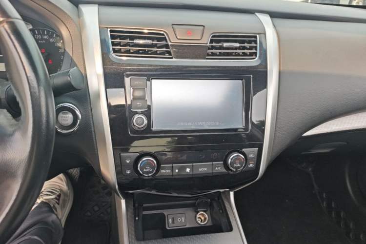 Used Nissan Teana 2016 Revised Version 2.0L XL Comfort Edition Audio And AC Panel