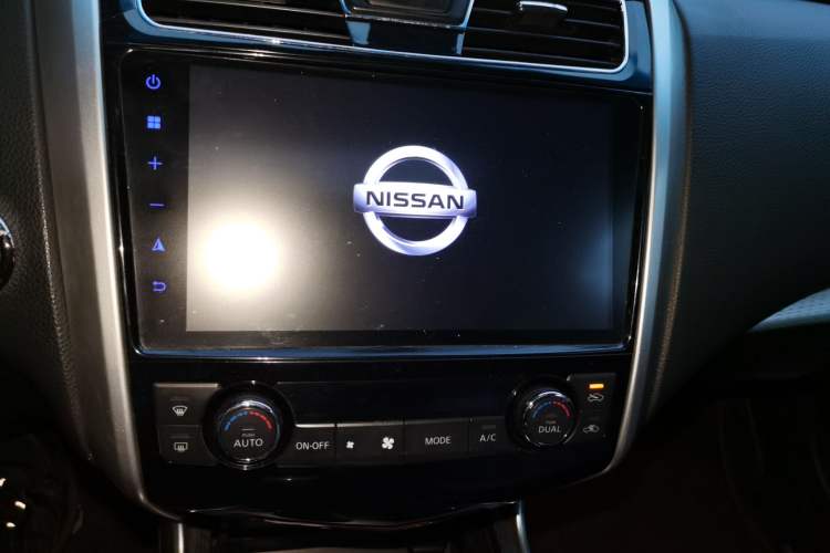 Used Nissan Teana 2016 Revised Version 2.0L XL Comfort Edition Audio And AC Panel