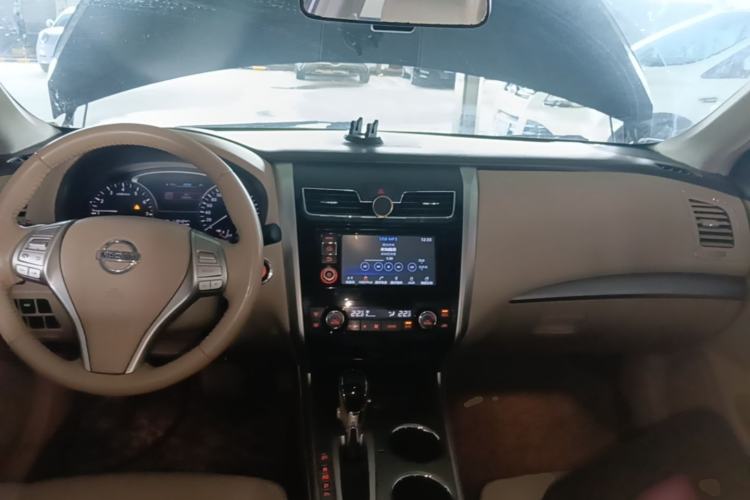 Used Nissan Teana 2016 Revised Version 2.0L XL Comfort Edition Center Console