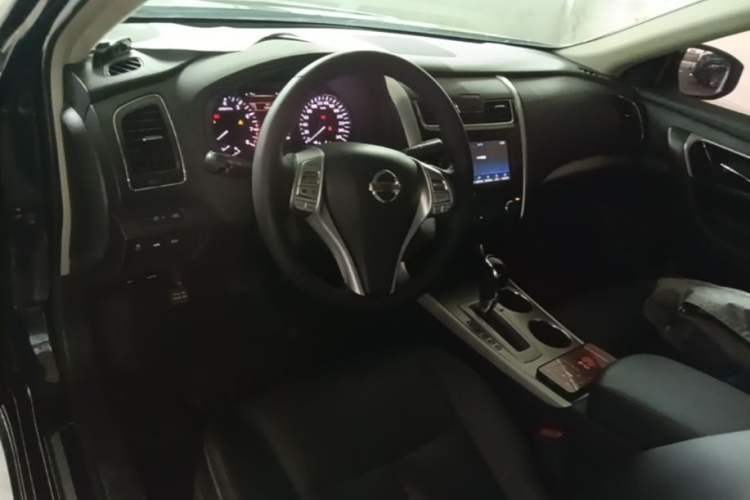 Used Nissan Teana 2016 Revised Version 2.0L XL Comfort Edition Center Console