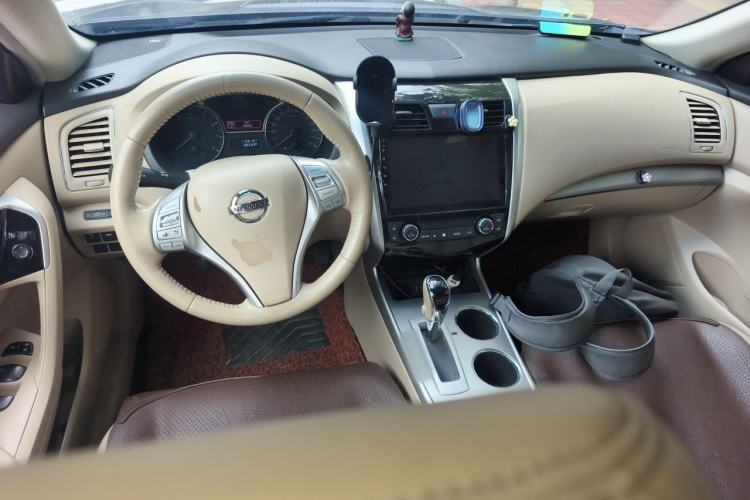 Used Nissan Teana 2016 Revised Version 2.0L XL Comfort Edition Center Console