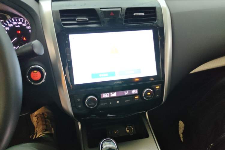 Used Nissan Teana 2016 Revised Version 2.0L XL Comfort Edition Audio And AC Panel
