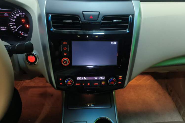 Used Nissan Teana 2016 Revised Version 2.0L XL Comfort Edition Audio And AC Panel