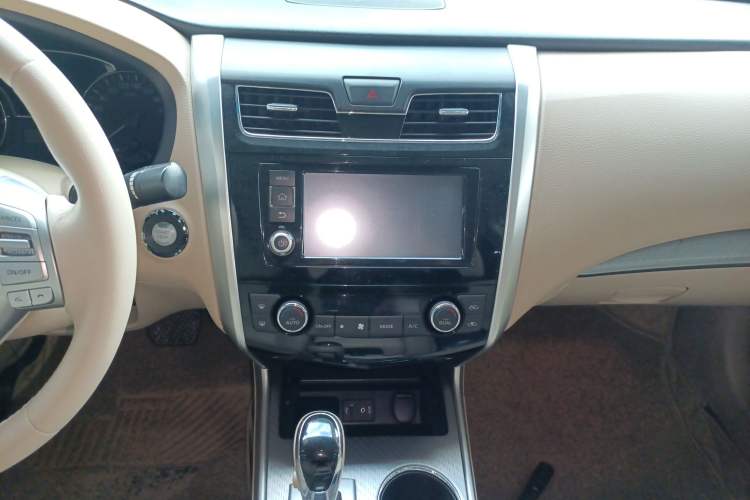Used Nissan Teana 2016 Revised Version 2.0L XL Comfort Edition Audio And AC Panel