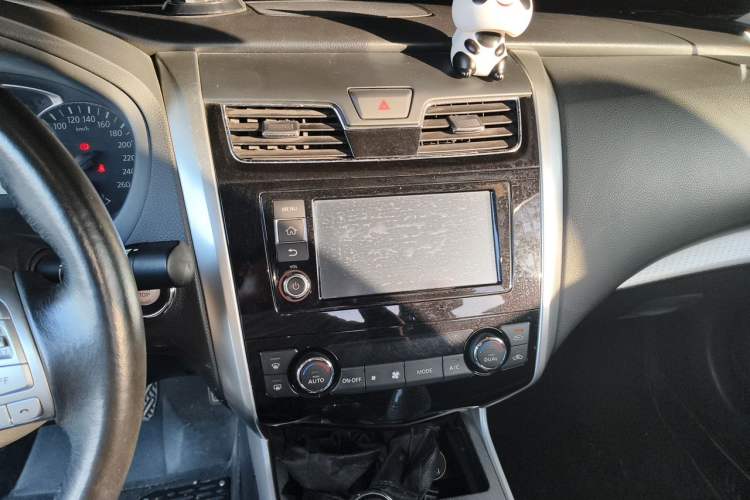 Used Nissan Teana 2016 Revised Version 2.0L XL Comfort Edition Audio And AC Panel
