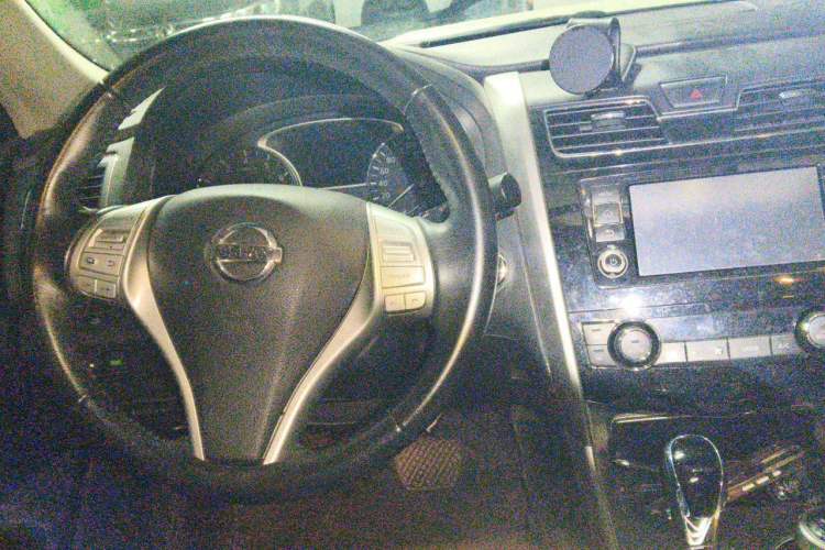 Used Nissan Teana 2016 Revised Version 2.0L XL Comfort Edition Center Console