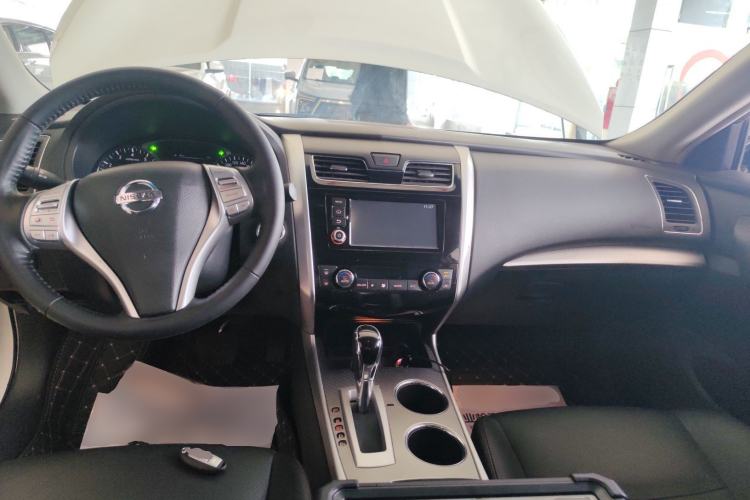 Used Nissan Teana 2016 Revised Version 2.0L XL Comfort Edition Center Console