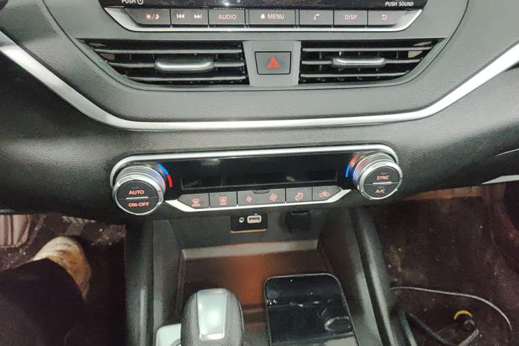 Used Nissan Teana 2019 2.0L XL Comfort Edition Audio And AC Panel