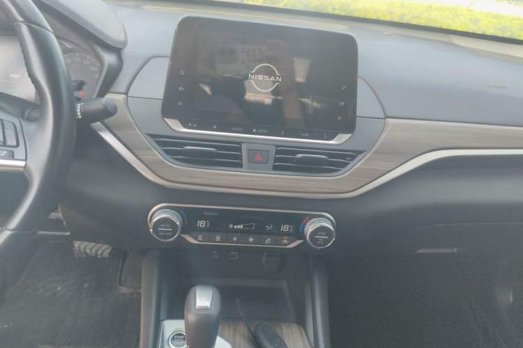 Used Nissan Teana 2020 Revised Version 2.0L XL Comfort Edition Audio And AC Panel