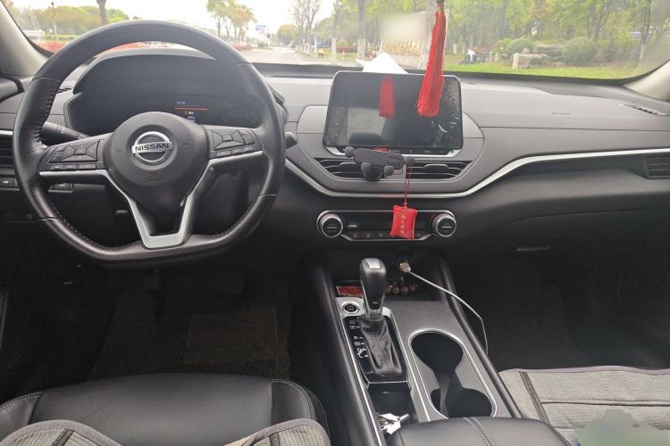 Used Nissan Teana 2020 Revised Version 2.0L XL Comfort Edition Center Console