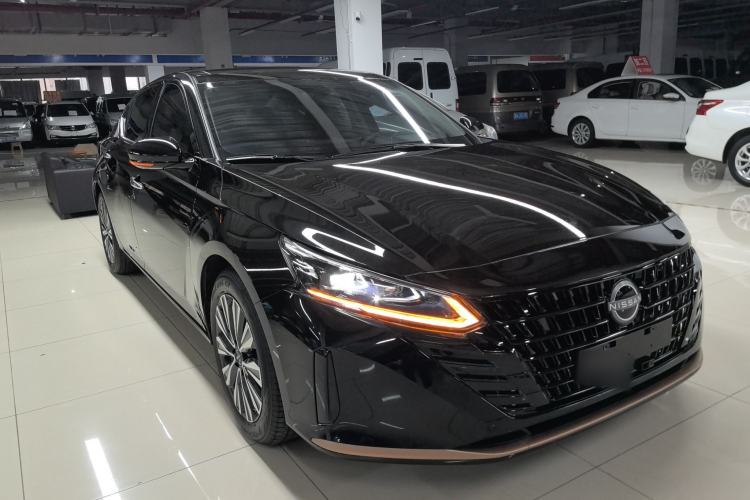 Used Nissan Teana 2024 2.0L SV Black Gold Edition Front Right 45 Deg