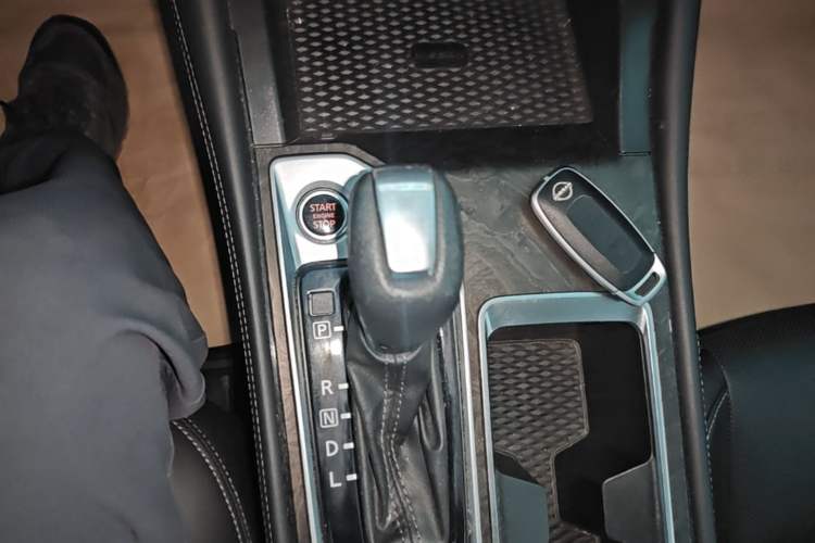 Used Nissan Teana 2024 2.0L SV Black Gold Edition Gear Lever