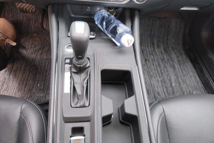 Used Nissan Teana 2024 2.0L SV Black Gold Edition Gear Lever