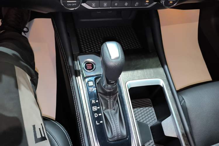Used Nissan Teana 2024 2.0L SV Black Gold Edition Gear Lever