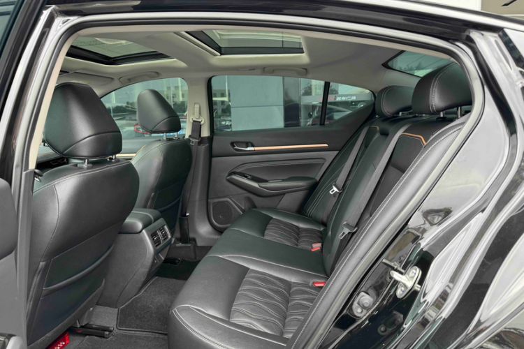 Used Nissan Teana 2024 2.0L SV Black Gold Edition Interior 3