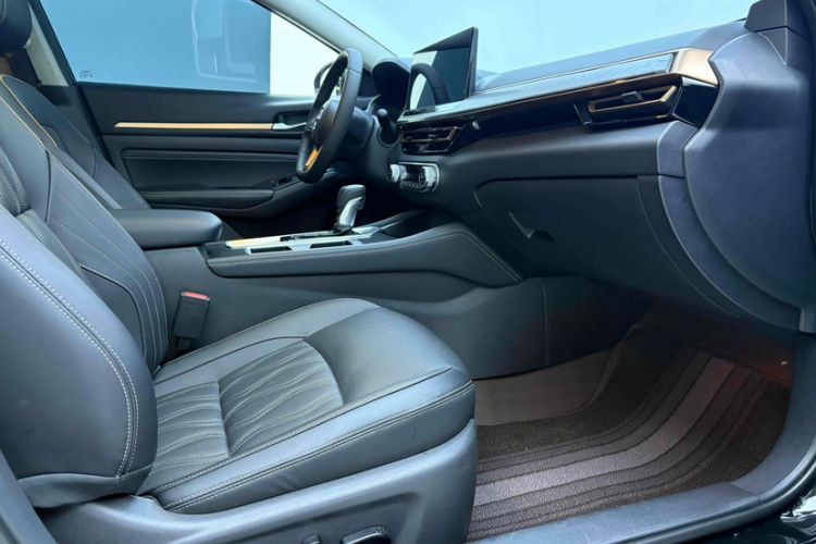 Used Nissan Teana 2024 2.0L SV Black Gold Edition Interior 3