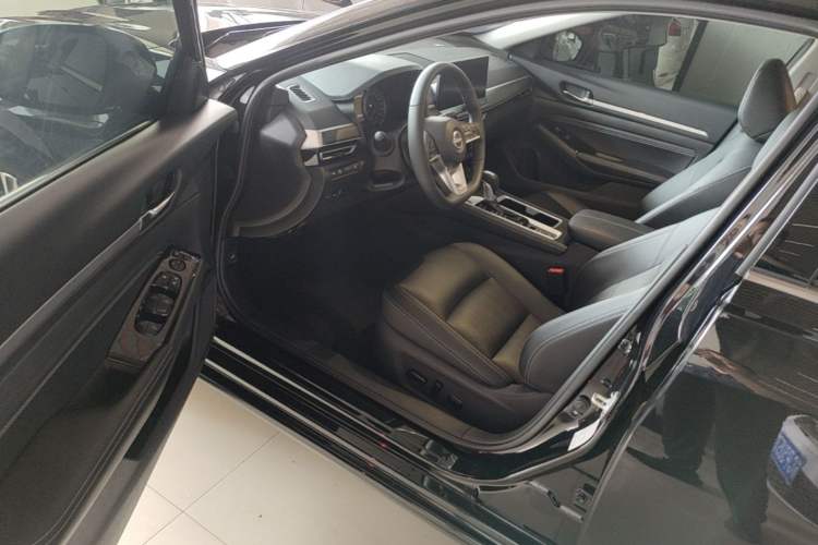 Used Nissan Teana 2025 Model 2.0L XL-TLS Enjoyment Edition Driver Seat
