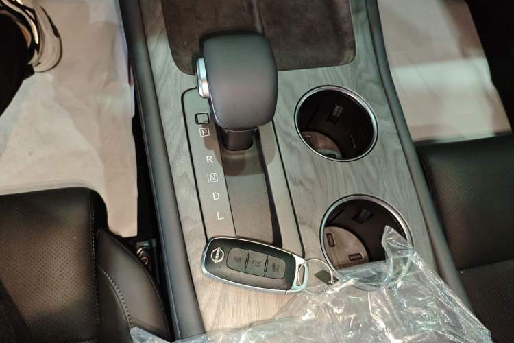 Used Nissan Teana 2026 Model Harmony Cockpit 2.0L Ultra-Comfort Edition Gear Lever
