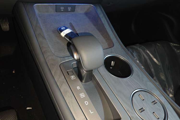 Used Nissan Teana 2026 Model Harmony Cockpit 2.0L Ultra-Comfort Edition Gear Lever