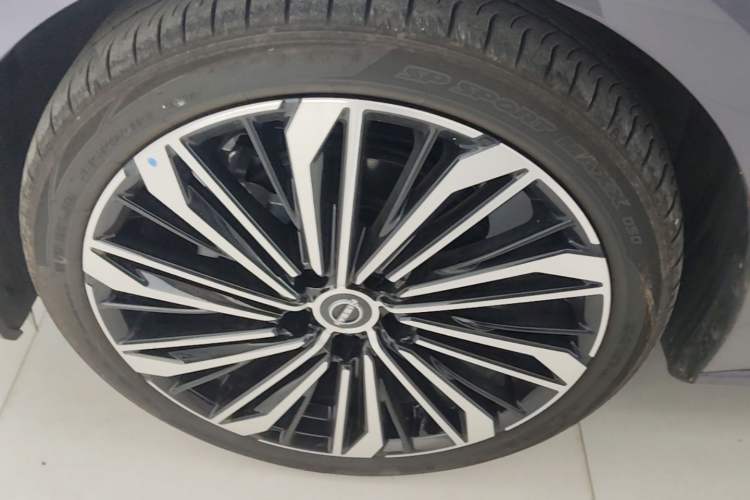 Used Nissan Teana 2026 Model Harmony Cockpit 2.0T Flagship Edition Left Front Wheel Hub