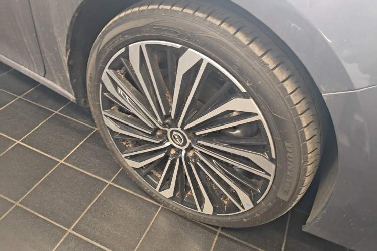 Used Nissan Teana 2026 Model Harmony Cockpit 2.0T Flagship Edition Right Front Wheel Hub