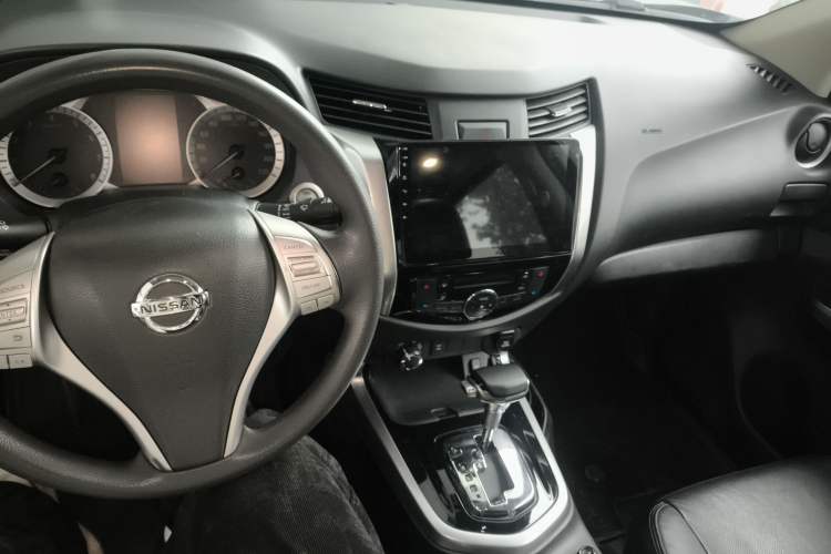 Used Nissan Terra 2018 2.5L Automatic 4x4 Luxury Edition Center Console