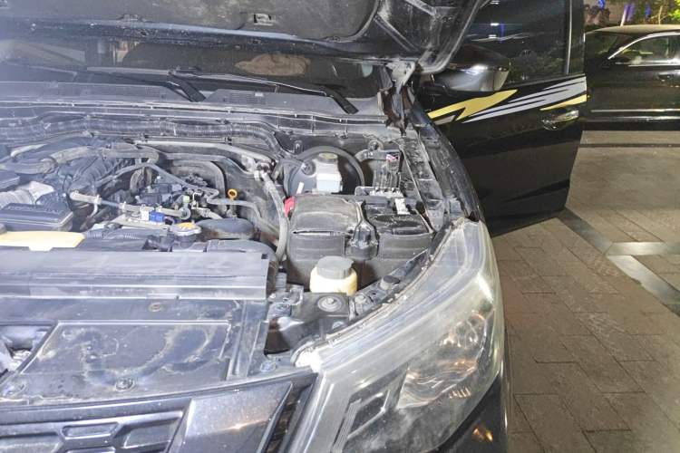Used Nissan Terra 2018 2.5L Automatic 2WD Luxury Edition Engine Bay Left