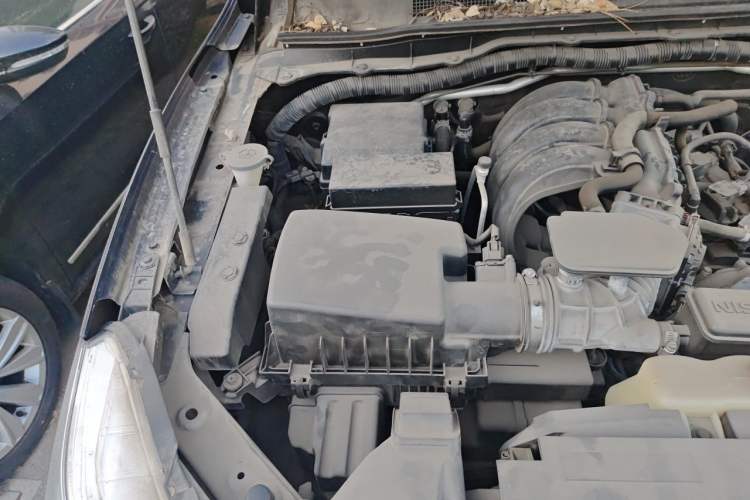 Used Nissan Terra 2018 2.5L Manual Two-Wheel Drive Elite Edition Engine Bay Right