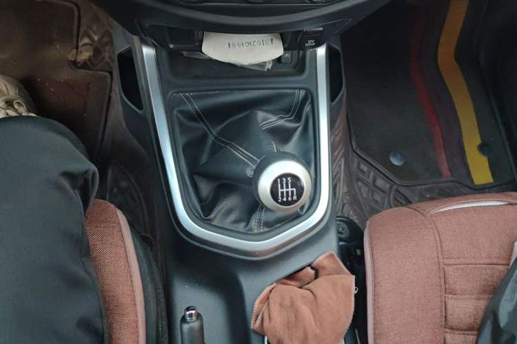 Used Nissan Terra 2018 2.5L Manual Two-Wheel Drive Elite Edition Gear Lever