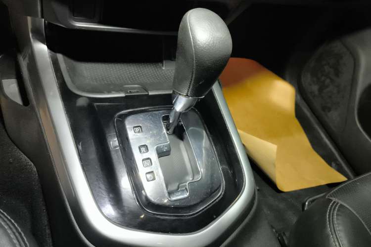 Used Nissan Terra 2018 2.5L Automatic 2WD Luxury Edition Gear Lever